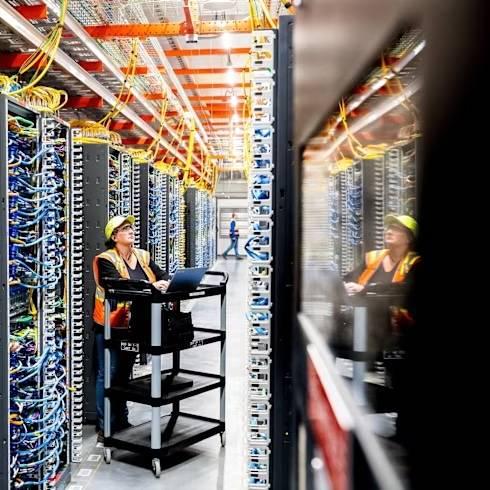 大厂裁员裁到大动脉，让员工学会AI再砍掉，主页一夜变狗狗大全