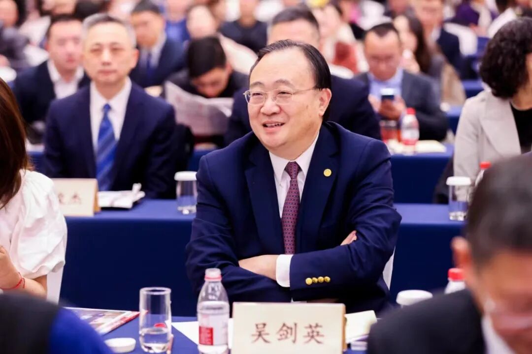 上海市十六届人大代表、上海昊海生物科技股份有限公司执行董事兼总裁吴剑英