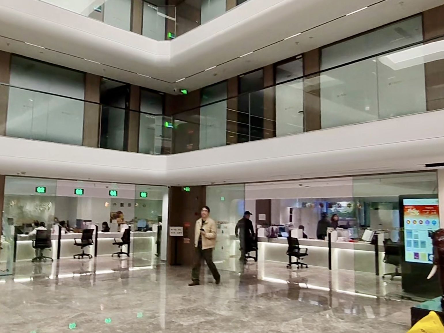 盈科国际律师大厦一层的接待窗口内工作人员正在接待客户。新京报贝壳财经记者 俞金旻 摄