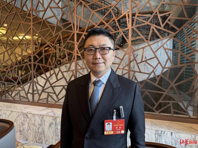 ▲钟波佩戴AI眼镜参加会议