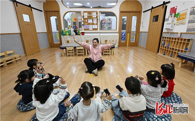 3月5日，在石家庄高新区宝龙托育园，老师与孩子们做游戏。河北日报记者 史晟全摄