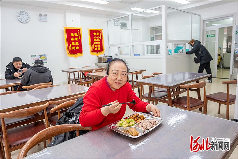3月4日，唐山市路北区幸福家园养老服务中心，社区老人在食堂就餐。河北日报记者 赵 杰摄