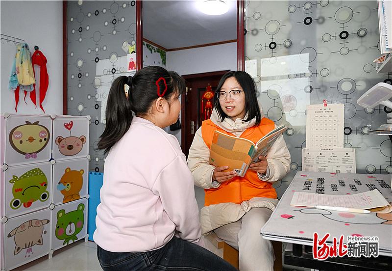 3月1日，衡水市“爱心妈妈”刘兰辅导“女儿”功课。河北日报记者 张 昊摄