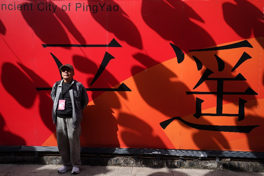 参观者在平遥国际摄影大展上留影。新华社记者  詹彦  摄