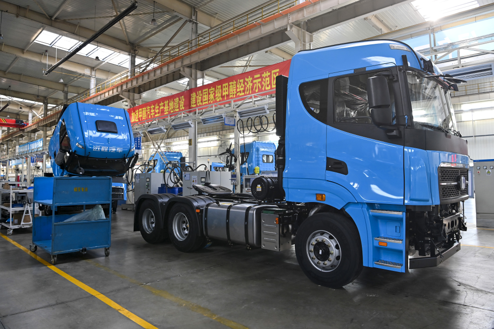 山西新能源汽车工业有限公司（吉利晋中基地）总装车间内的甲醇重卡。新华社记者  杨晨光  摄