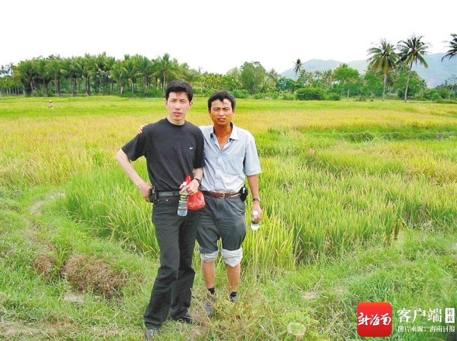 2004年，陳凡（左）與錢前（右）在海南陵水南繁育種基地合照。受訪者供圖
