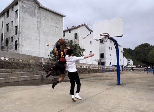 哥们也太像了！中国网友模仿亚历山大打球 表弟沃克&队友切特点赞