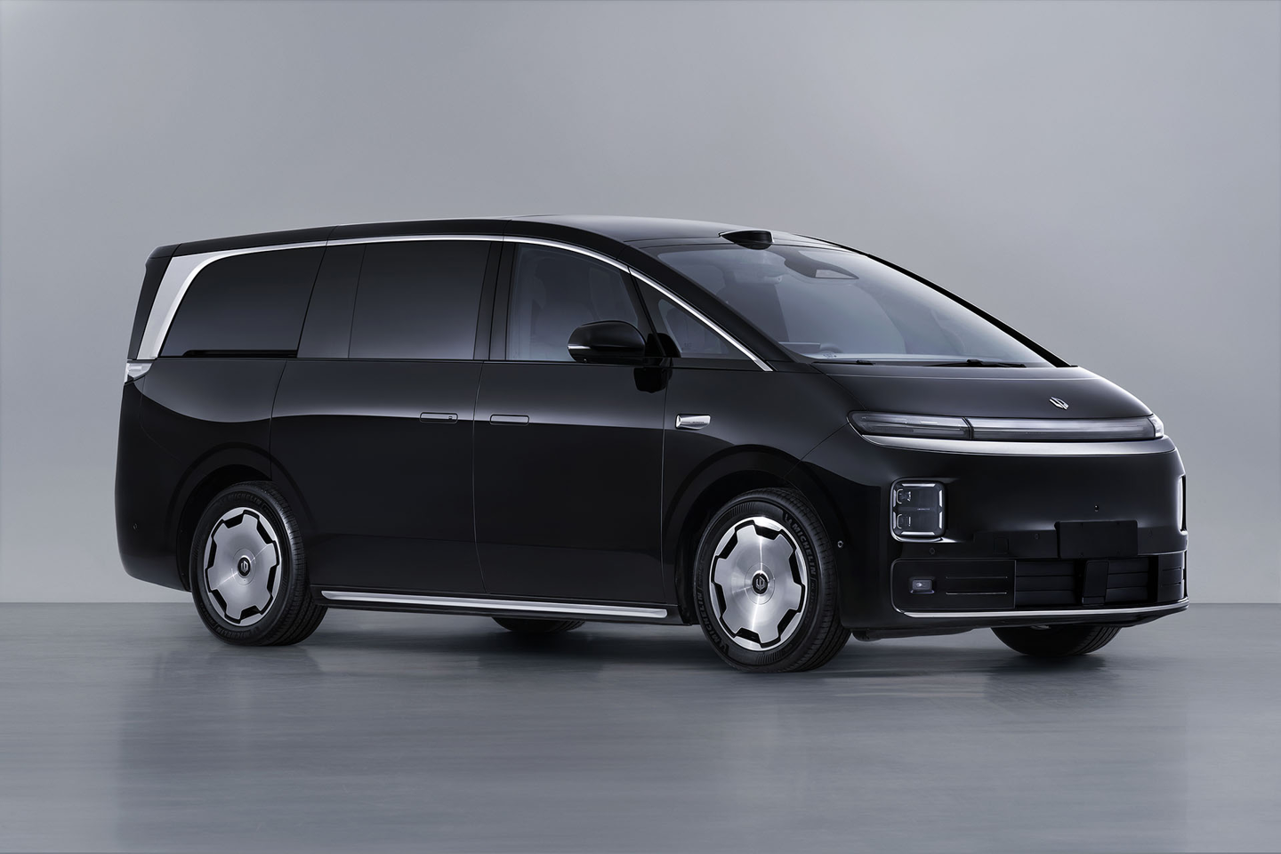 定位科技豪华旗舰，零跑首款 MPV 车型 D99 工信部“证件照”亮相