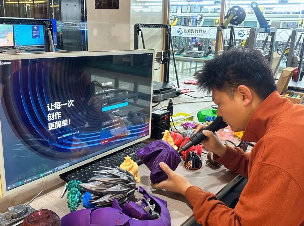 技術人員正在給剛出爐的3D模型精修