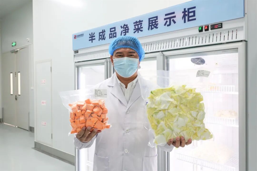 工作人员正在展示半成品净菜