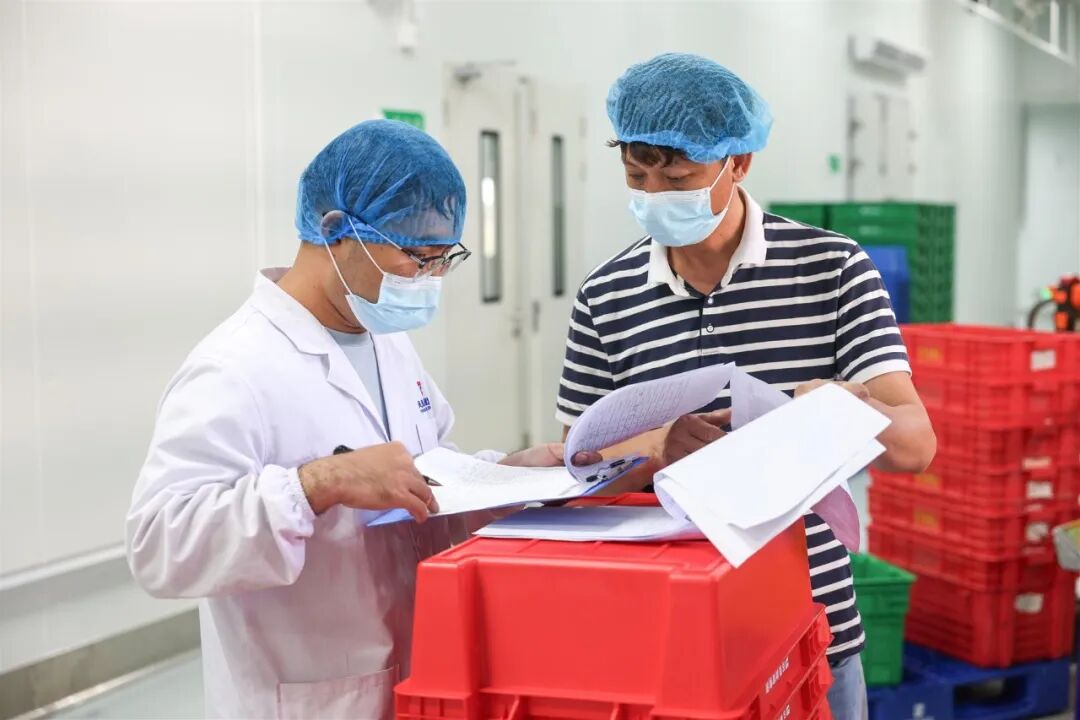 工作人员正在点验原材料