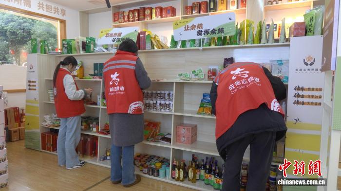 誌願者正在整理「食物銀行」內的貨架。楊予頔 攝