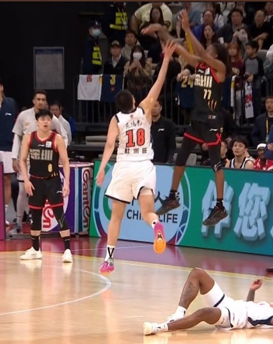 杜锋震怒！麦考尔与周鹏接触倒地裁判没吹 吹了杜润旺三分犯规