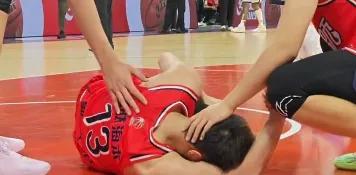 俱乐部回应郭艾伦治疗康复计划：球员将前往北京大学第三医院进行手术治疗，会安排专人全程跟进、全力保障