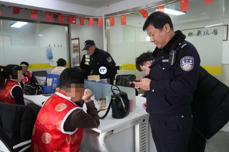 民警对涉案公司开展搜查。上海警方供图