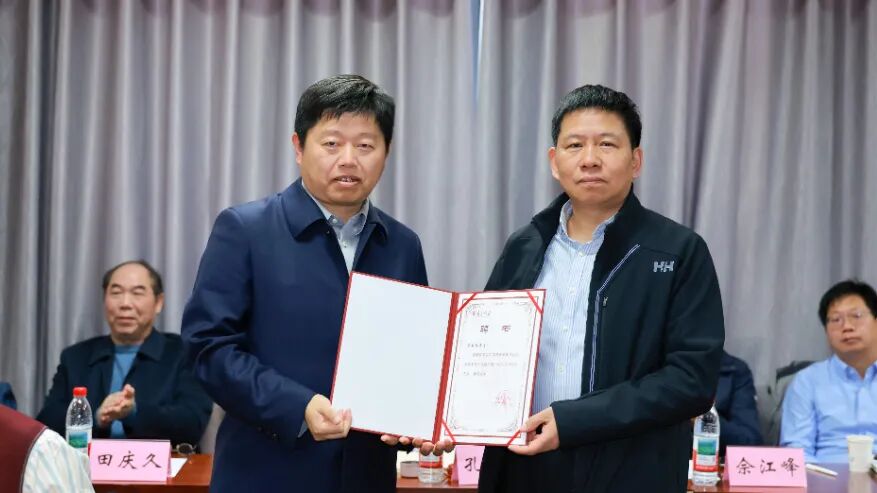 ▲陆现彩副校长为宋关福董事长颁发聘书