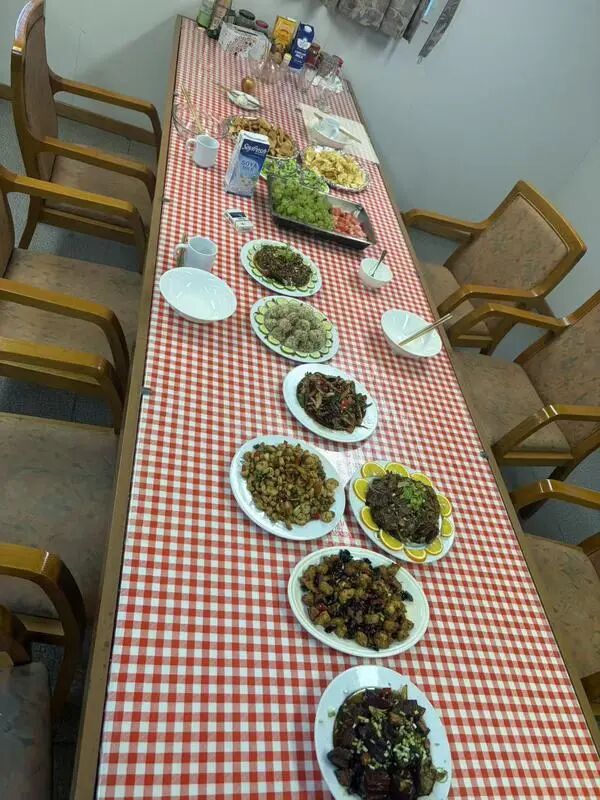 過年時船員們在船上吃了頓豐盛的年夜飯
