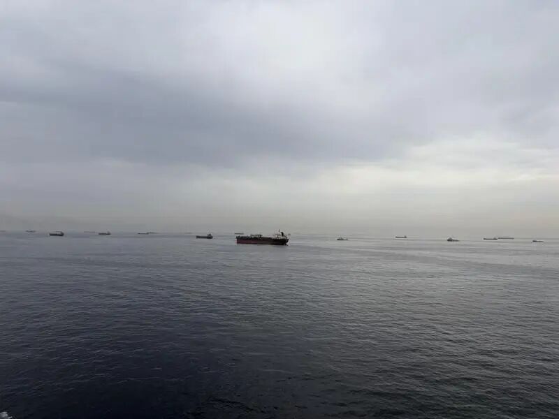 因霍爾木茲海峽關閉，海面等候的船隻越來越多