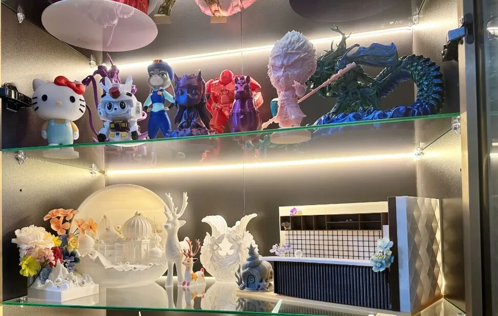 展示櫃里3D打印手辦琳瑯滿目