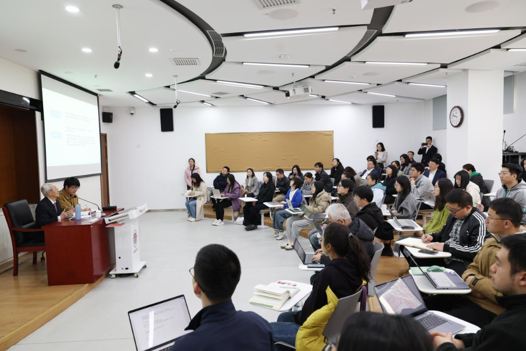 張晉藩先生在授課。新華社發