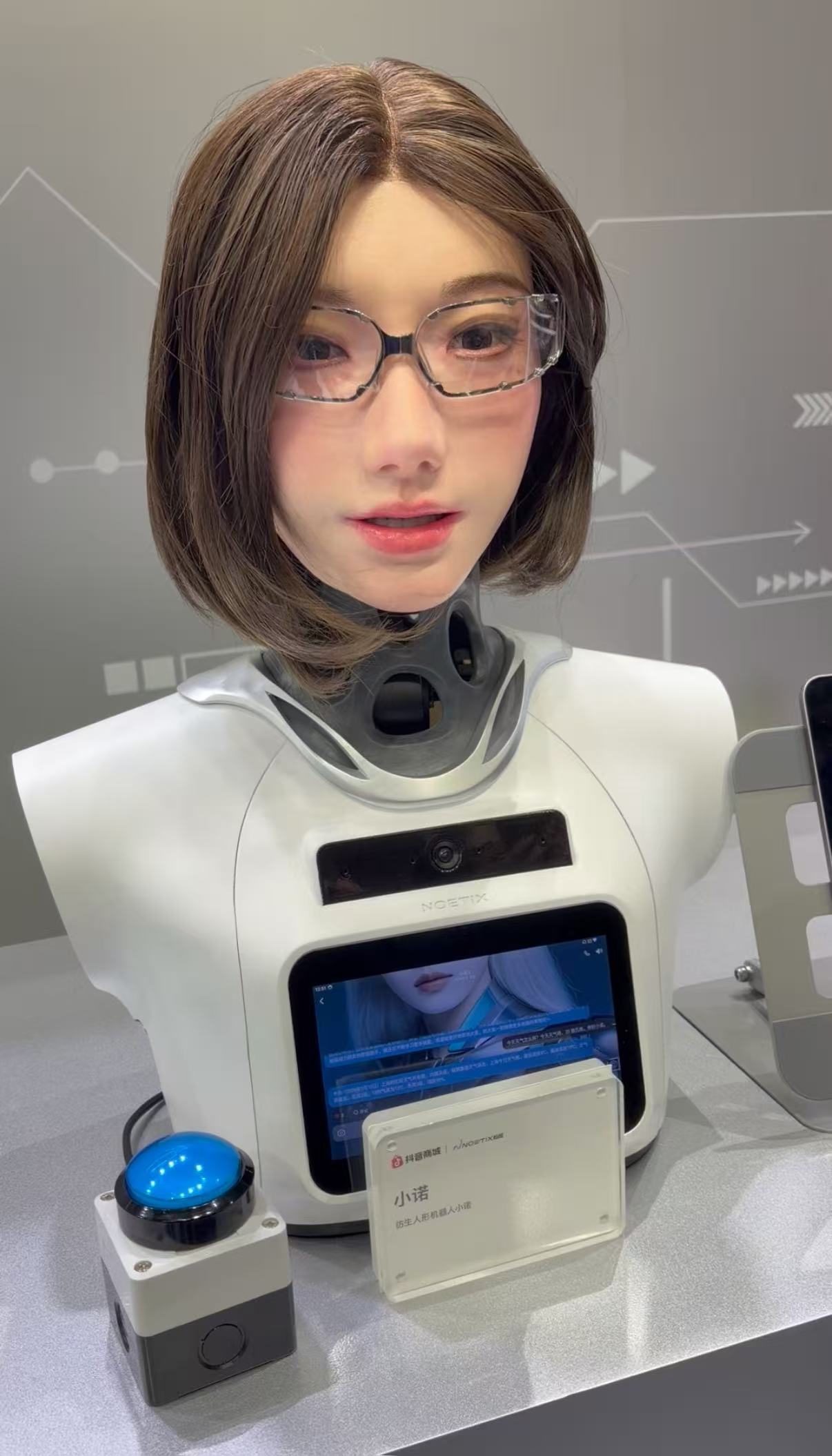 （抖音商城在现场展示的仿生人形机器人小诺。）