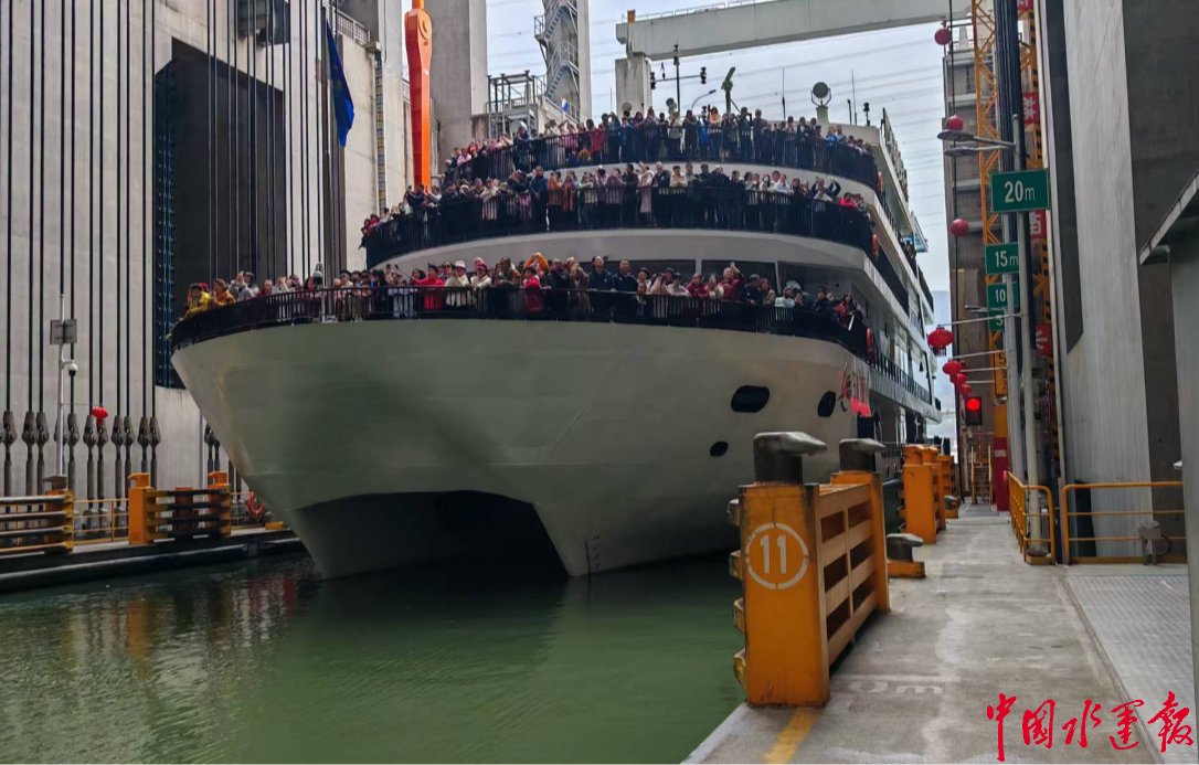 春节期间，游客打卡三峡升船机。邹斌斌 摄