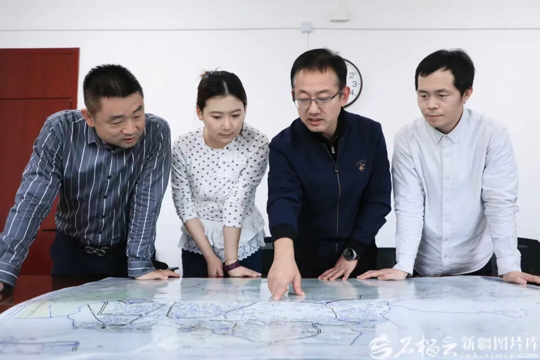 塔里木油田员工在论证绿电直连项目可行性方案。马娟怀 摄