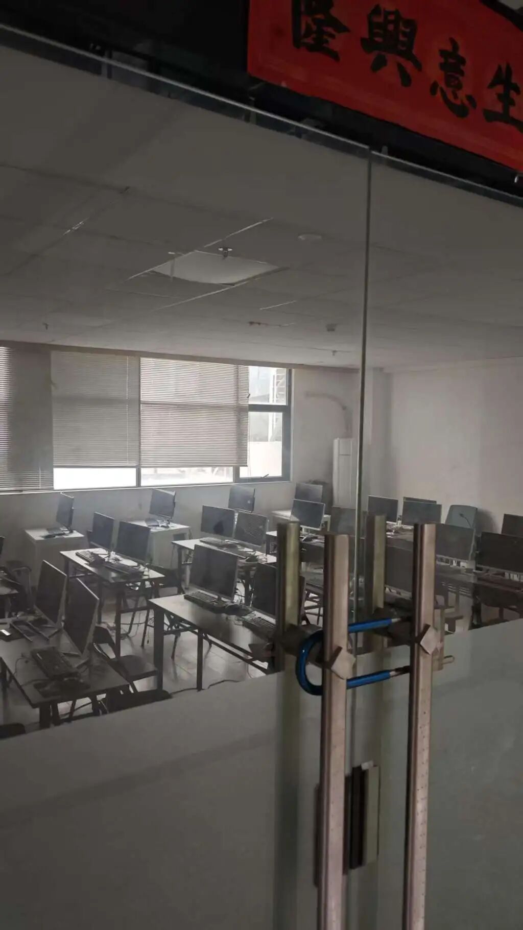 目前，培训机构已经大门紧闭。