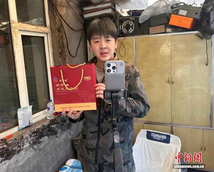 孫斌正在直播。受訪者孫斌供圖