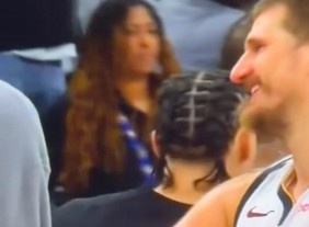 输球生气呢！约基奇满脸微笑和休战的文班打招呼 后者根本不想理