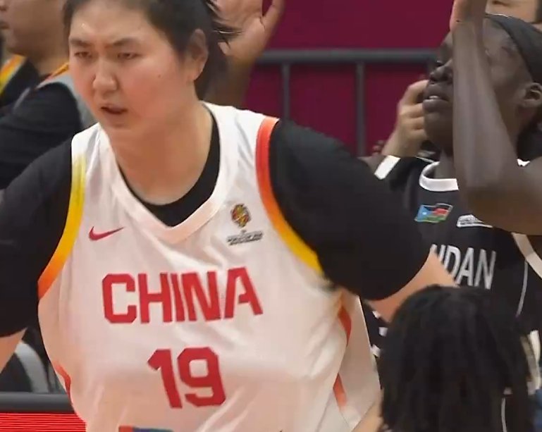 张茹大空位三分不投&张子宇篮下1挑2强硬打进 对手无奈摊手
