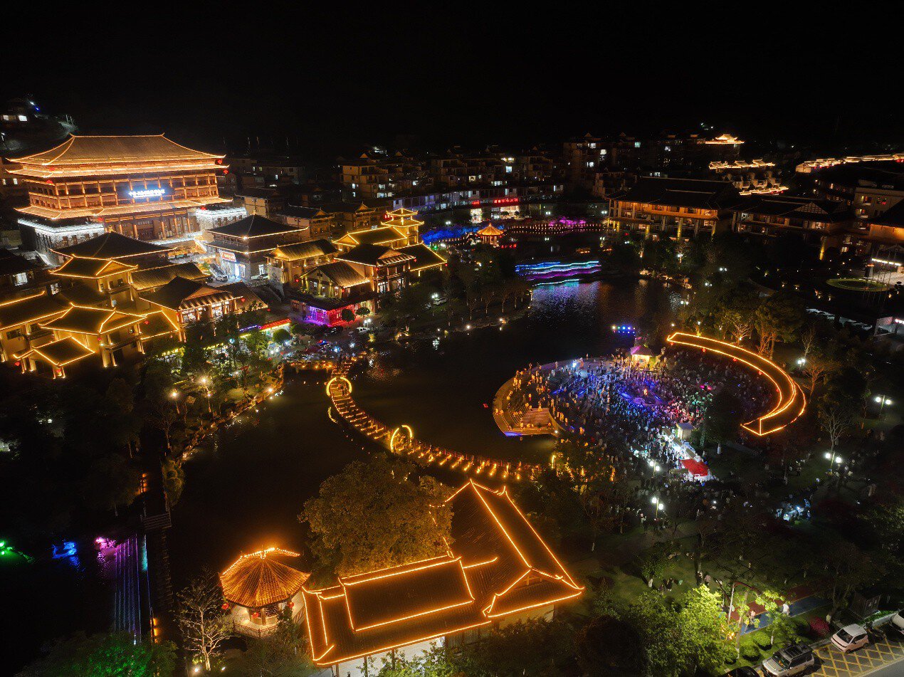 滴水苗城夜景。屏邊融媒/供圖