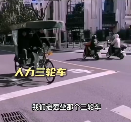 知名女演员在杭州坐公交：又回到熟悉的地方，网友：我的童年回忆啊