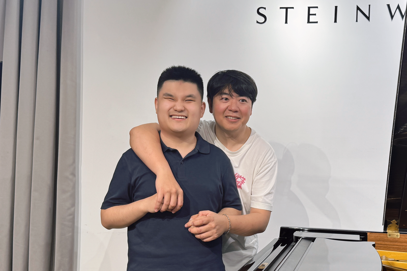 郎朗指导刘浩练琴。受访者供图