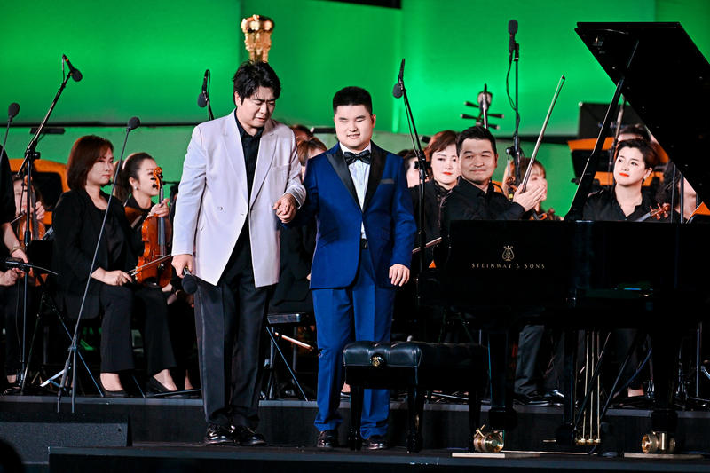 郎朗在音乐会上介绍刘浩。受访者供图