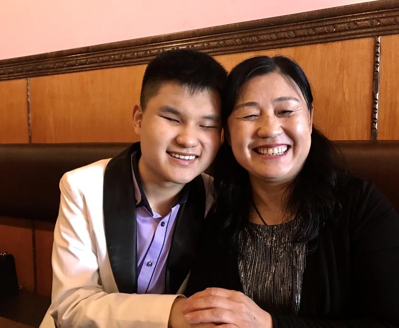 刘浩和妈妈康桂芹。受访者供图