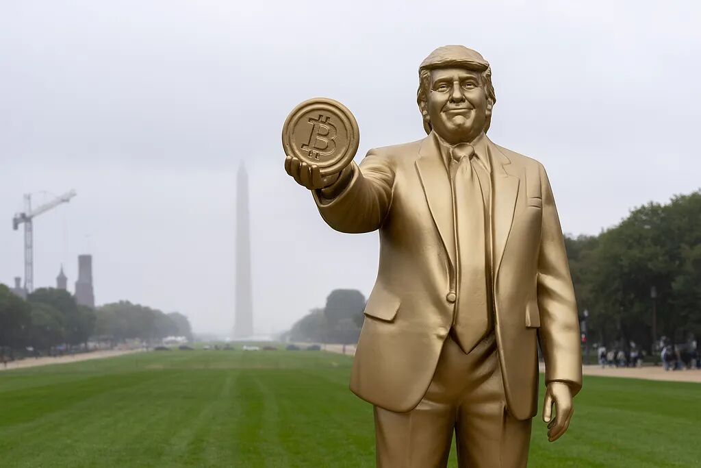 当地时间2025年9月17日，美国华盛顿国家广场上展示了一尊特朗普的雕像。图/视觉中国