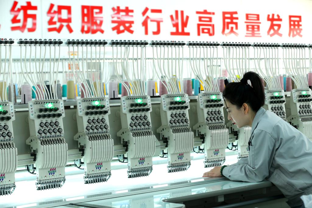 山东省青岛市即墨区即发集团有限公司的工人在绣花生产线上忙碌（2026年2月22日摄）。新华社发（梁孝鹏摄）
