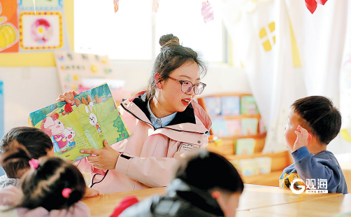 平度市云山镇中心幼儿园的老师给孩子们讲故事。