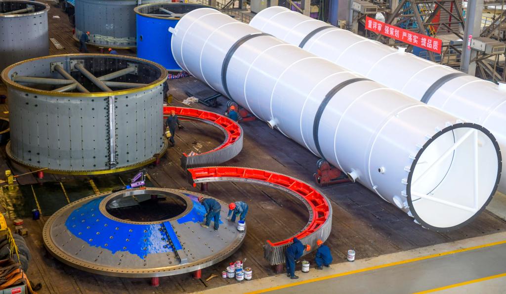 2026年2月24日，在河南省洛阳市中信重工生产车间，工人在加工生产订单产品。新华社发（张怡熙摄）