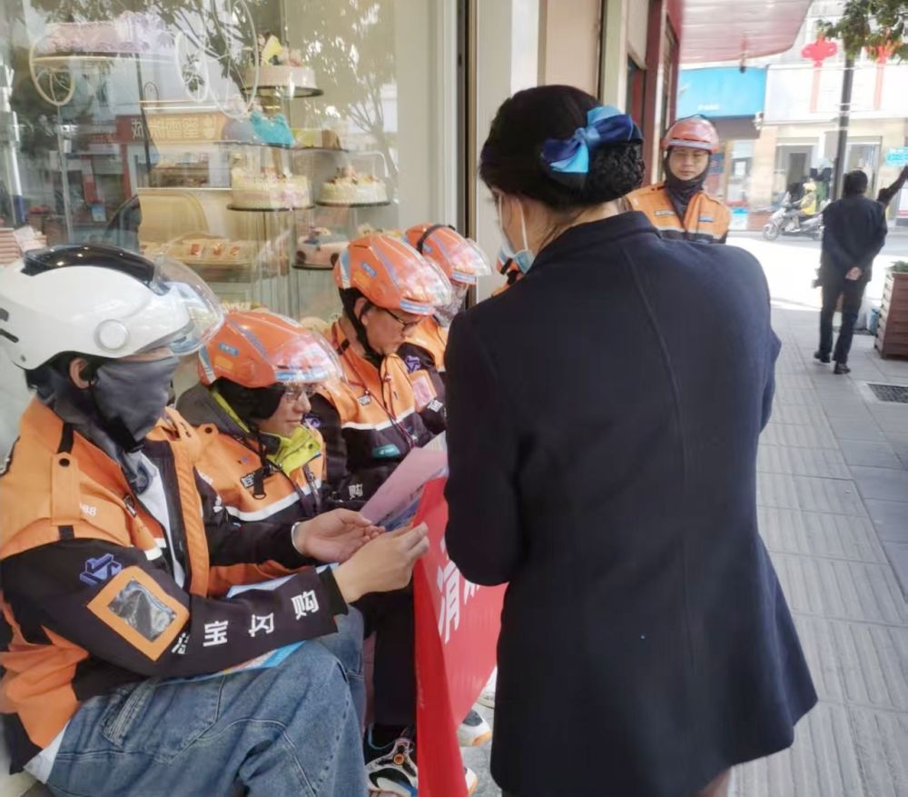 中国人寿永胜县支公司开展金融消费者权益保护宣传活动。（供图）