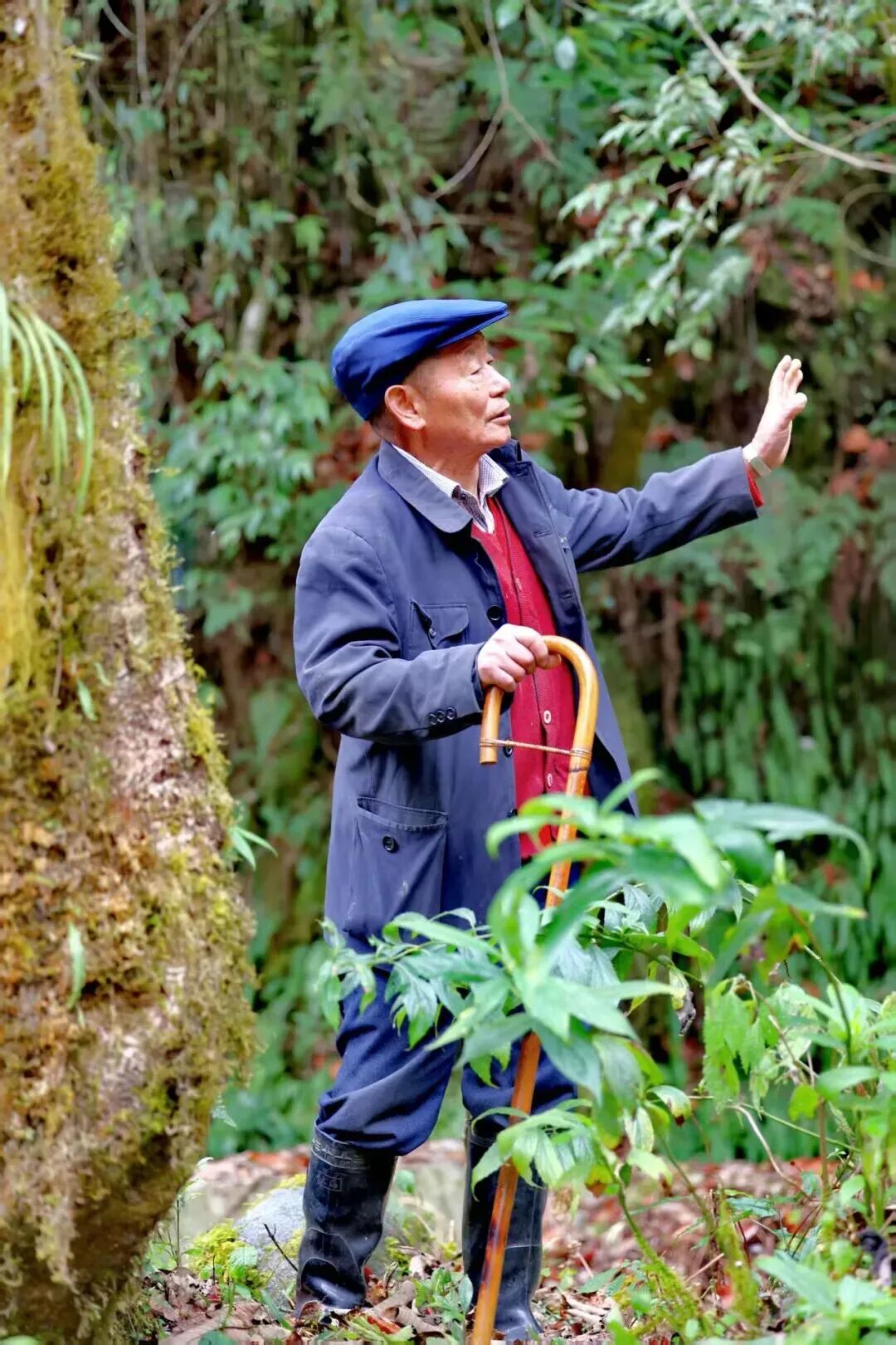 高德榮在獨龍江畔眺望。王靖生攝 來源：貢山縣人民政府網站