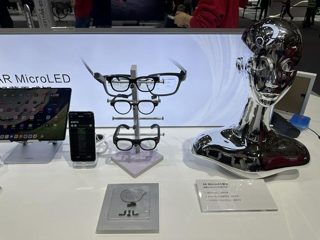 海思展示的成品AR眼镜，图片来源：财联社记者/摄