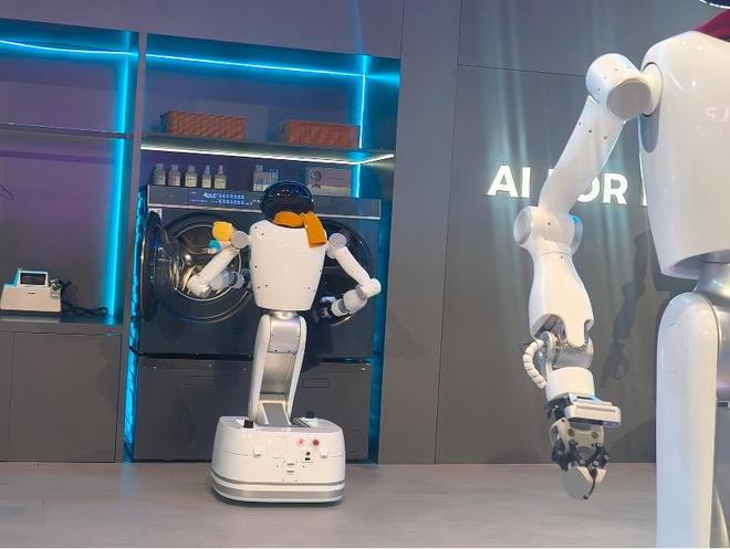 海尔机器人演示做家务 图片来源：财联社记者/摄