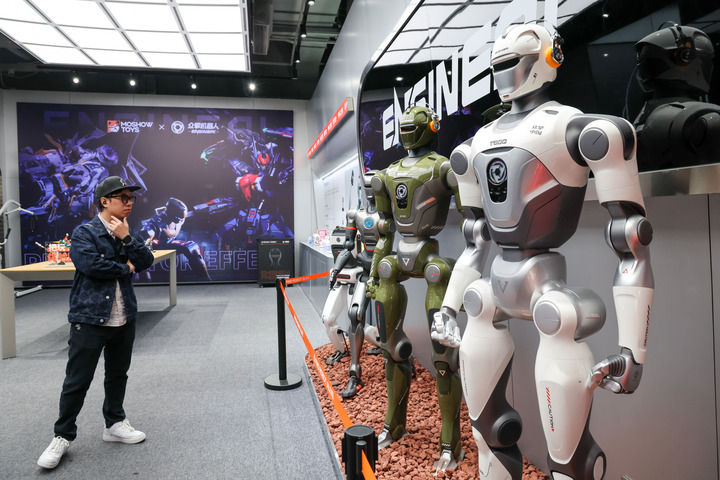 1月15日，在深圳市福田区深业上城的众擎机器人门店，顾客参观具身机器人。新华社记者 梁旭 摄