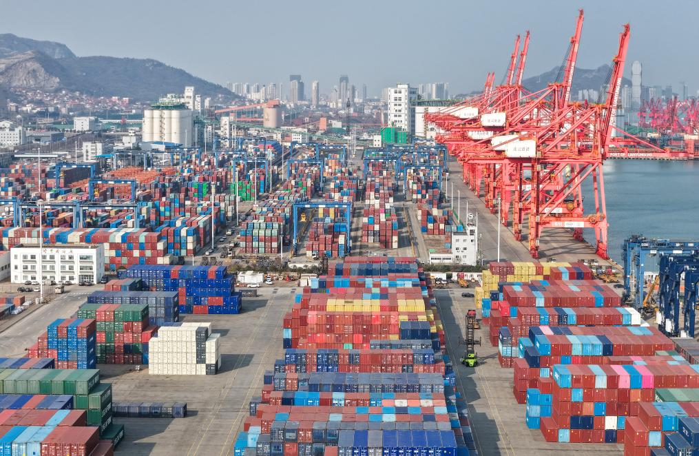 2026年3月10日拍摄的江苏省连云港港集装箱码头外贸装卸作业区（无人机照片）。新华社发（王健民摄）