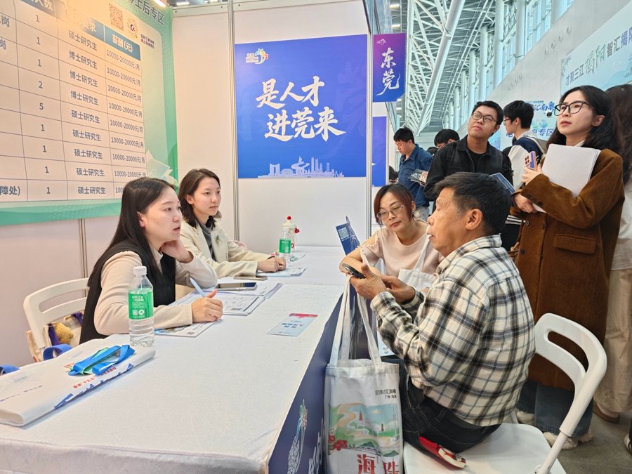 中国科学院东莞材料所现场对高层次人才进行面试。程浩 摄