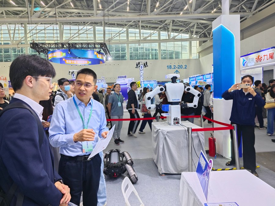 招聘会现场，拓斯达产品研发中心总经理王志成向求职者答疑解惑。程浩 摄