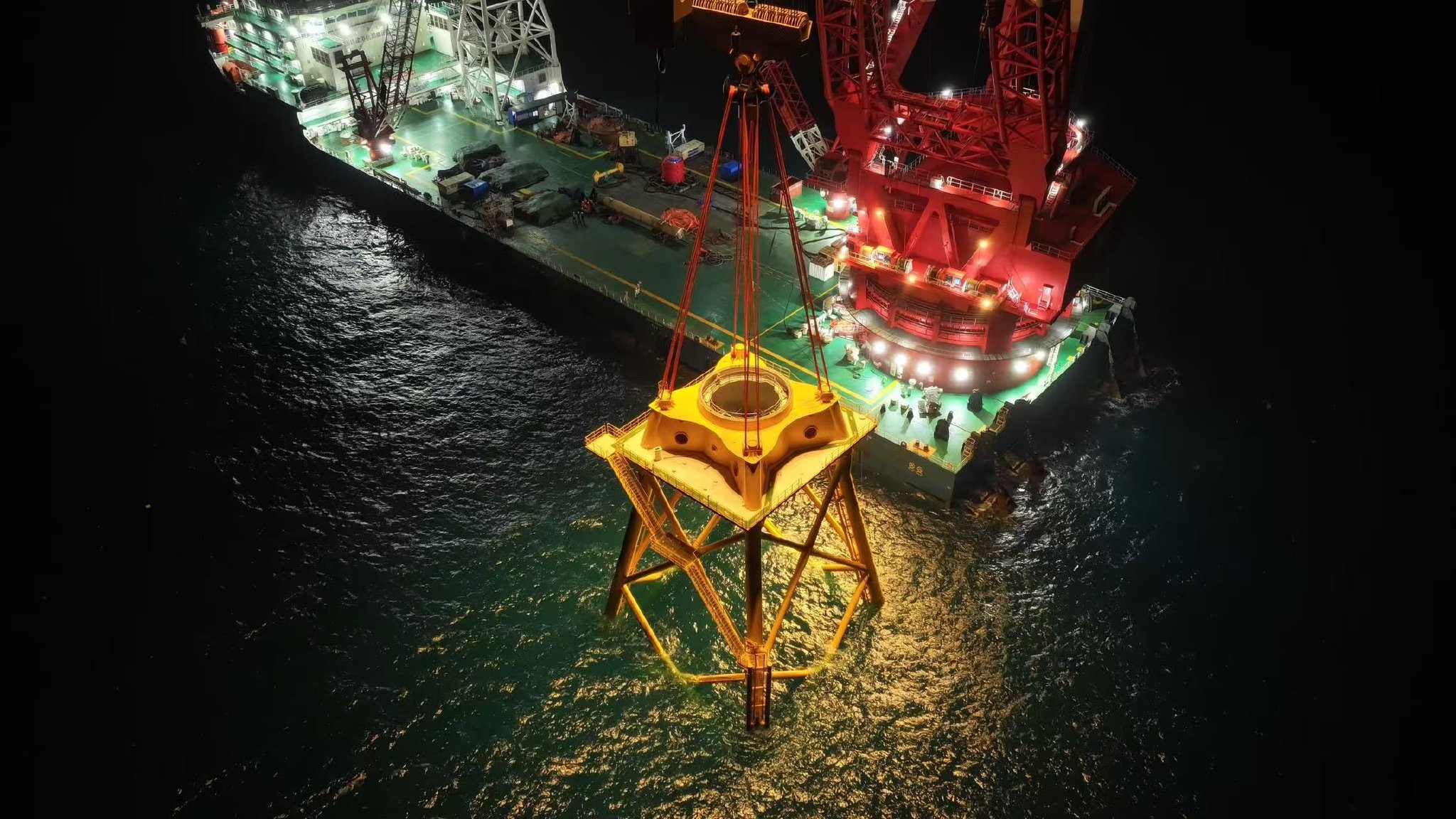 图为：2026年1月17日，华电科工股份华电阳江三山岛六海上风电场项目首台导管架顺利吊装完成（受访者供图）