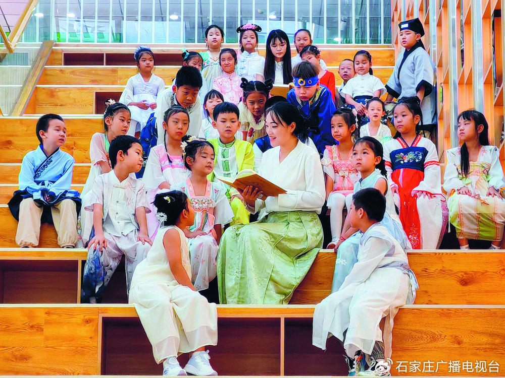 石家庄市柏林庄学校师生在崭新漂亮的图书馆一起共诵经典诗词，感受传统文化魅力。（资料图片）记者 董永博 摄
